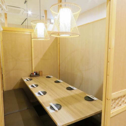 間接照明と和の装飾の数々が洗練された大人な空間を演出しております!扉付きとなっておりますので周りを気にせずお楽しみいただけますよ!当店でゆっくりと羽を伸ばしてご寛ぎくださいませ♪(町田 個室 刺身 海鮮 焼き鳥 串焼き 信玄どり飲み放題 日本酒 貸切 接待 宴会 女子会 誕生日)