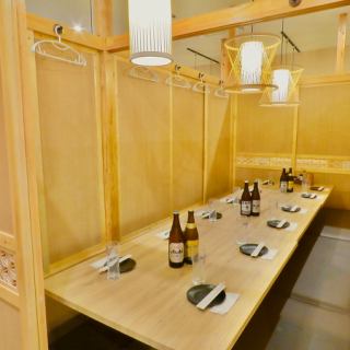 和の赴き溢れる席でゆっくりと時が流れるのをお楽しみくださいませ。間接照明と和の装飾の数々が上質な大人の空間を演出しております!多種多少なお席をご用意しておりますので誰と来ても何度来てもお楽しみいただけます♪(町田 個室 刺身 海鮮 焼き鳥 串焼き 信玄どり飲み放題 日本酒 貸切 接待 宴会 女子会 誕生日)