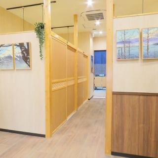 赴きあふれる小人数様個室を多数ご用意しております!落ち着きのある空間で日々の疲れを癒してくれます。まったり飲むも、わいわい騒ぐも、プライベート空間で周りを気にせずお楽しみいただけます♪(町田 個室 刺身 海鮮 焼き鳥 串焼き 信玄どり飲み放題 日本酒 貸切 接待 宴会 女子会 誕生日)