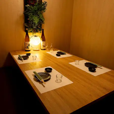 和モダンな完全個室でゆったり。デートから宴会まで幅広く対応！