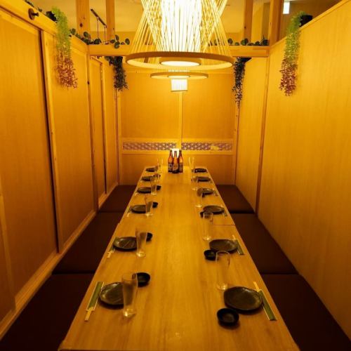 <p>【大人数プライベート個室】10～30名様でもゆったりとお座りいただけるテーブル個室。大切なお客様を迎えての接待やビジネス仲間との会食、お仕事仲間・ご家族・親族でのお食事などにもご利用ください。ご宴会は飲み放題付が断然おトク。ゆったり大切な時間を価値あるものを♪</p>