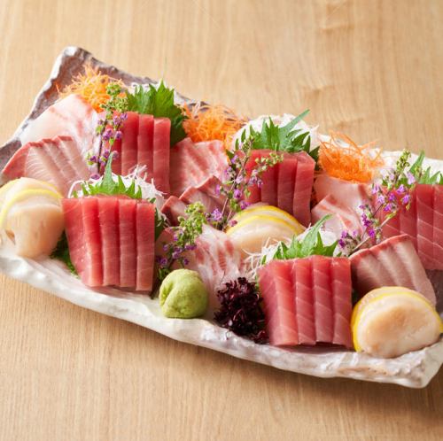 市場直送の鮮魚を贅沢に盛り合わせ。季節ごとに変わる旬の味をお楽しみください、