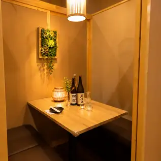 一个完全私密的房间，可供两人舒适地放松身心。您可以享受私人时光，无需担心周围环境，例如约会或用餐。