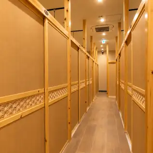完全私密的包间，非常适合举办大型团体宴会。我们的场地可用于举办公司聚会、欢送会、欢迎会以及其他大型聚会。