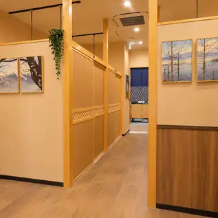 我们提供多种温馨舒适的私人房间，非常适合小型团体入住！在宁静的空间里放松身心，舒缓日常生活中的压力。无论您是想放松小酌，还是想尽情狂欢，您都可以在私密空间里尽情享受，无需担心周围的人♪