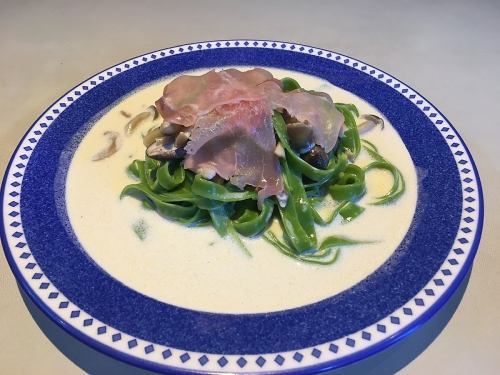Green tagliatelle（腌火腿和蘑菇奶油酱）