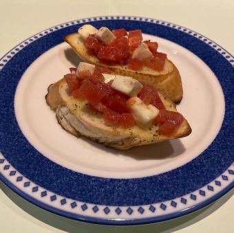 Bruschetta (tomato and mozzarella)