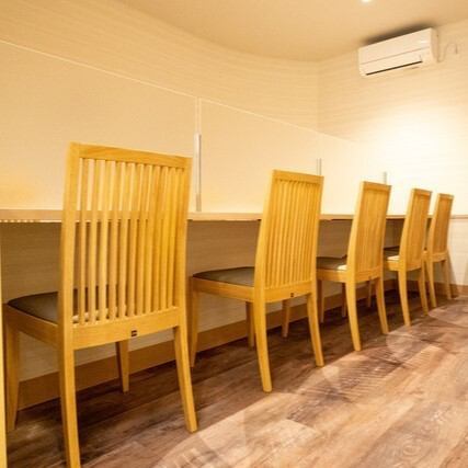 [吧台席] 備有情侶或個人都可以輕鬆使用的吧台席。在安靜明亮的空間中享用特別的餐點。我們只有櫃檯有10個座位。