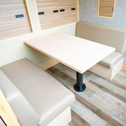 [Sofa seats] We also have sofa seats that are suitable for groups of friends and family and allow you to enjoy your meal in a relaxed manner.This is a bright, Japanese-style space based on white, so please relax as much as time allows.We have one for 8 people, one for 6 people, and one for 4 people.