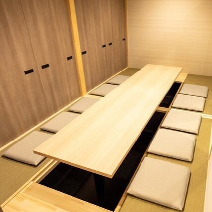 [日式被爐座] 備有下沉式被爐座，適合宴會或大型團體用餐。座位完全私密，因此您可以在保護隱私的空間中與特殊的人一起用餐。有4間6人間和2間4人間。