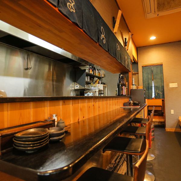 Our restaurant is run by the owner and has a cozy atmosphere where you can enjoy drinking ♪ In addition to the counter seats where one person is welcome, there are two tables for 4 people with digging.There are also 2 private rooms in the back of the store that can accommodate 4 to 6 people, which are also popular for banquets! Please use from one person to couples, families, various banquets, etc. ◆