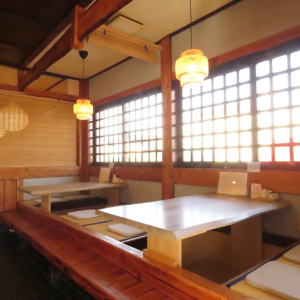 【お子様連れの方にも◎掘りごたつのテーブル席あり】4名様・6名様まで座れるテーブル席をご用意しております。掘りごたつになっており、ゆったりと過ごせるのが魅力◎3世代でのご家族利用や友人とのお食事などにぴったりのお席です。