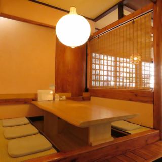 足をのばしてくつろげる掘りごたつ席をご用意しております。おしゃべりを楽しみながらゆったりとお食事いただけます。