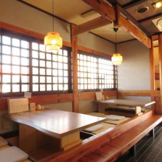 ご家族や仲間との集まりにピッタリなお席です。落ち着いた空間で、くつろぎながら楽しいひとときをお過ごしください。