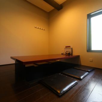 저희 가게는 빨강・흑・백의 3색을 베이스로 한 세련된 색조를 도입하고 있어 차분한 분위기 속, 식사를 즐길 수 있습니다.또, 좌석은 파고타츠식으로 반 개인실이 되어 있어 주위를 신경쓰지 않고 요리를 즐길 수 있습니다.