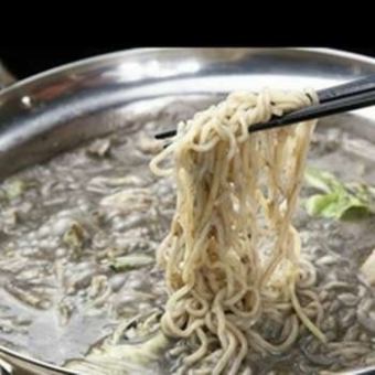 黒ごま坦々麺(水炊き風もつ鍋専用)
