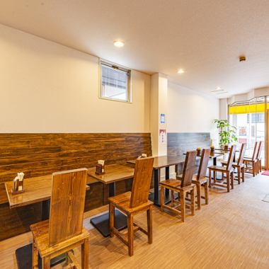 【幅広いシーンに調和するテーブル席】ご家族でのお食事やご友人とのちょっとした飲み会の場として活躍するテーブル席は2名様用・4名様用をご用意しております。リラックスできる雰囲気で、世代を問わず使いやすいお席です◎