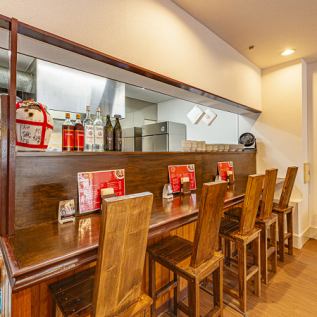 【おひとり様のご来店も歓迎】落ち着いた雰囲気のカウンター席。お一人様も気兼ねなくお食事をお楽しみください♪
