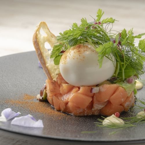 연어와 아보가도 타르타르