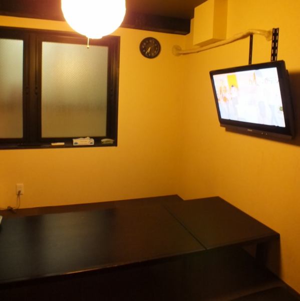 The completely private room is equipped with TV and air conditioning, so you can relax and enjoy your meal.