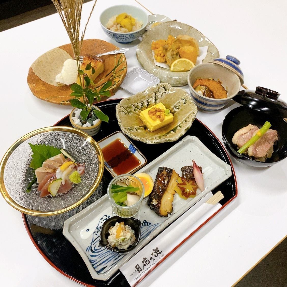 可以轻松享用鳗鱼、怀石料理、套餐等的日式餐厅。我们还有私人房间！