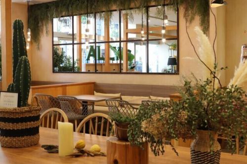 <p>天然木を活かした明るく開放的な空間は、各種ご宴会に最適です。レイアウト自由なテーブル席は大人数でのパーティーに対応。温かみのある雰囲気の中、美味しい料理と会話を楽しめます。店舗貸切で一体感のある宴会も可能です。</p>