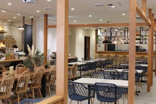 <p>少人数での穏やかな食事から大規模なご宴会まで、幅広くご利用いただけます。プライベートな会食のための個室や、貸切利用もお気軽にご相談ください。</p>