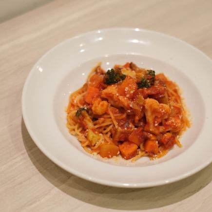 【平日限定】自家製スモークパンチェッタと冬野菜のトマトソースパスタ