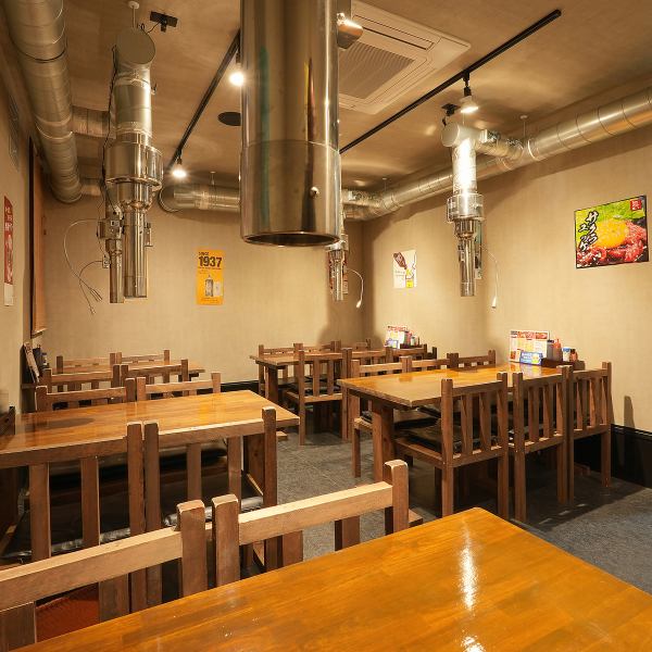 店内は木目調を基調とした落ち着きのある雰囲気。柔らかな照明が心地よく、ホルモンの香ばしい香りと相まって“くつろぎの時間”を演出します。一人焼肉＆飲みでも◎グループでも過ごしやすく、日常を少し忘れられる大人の隠れ家です。