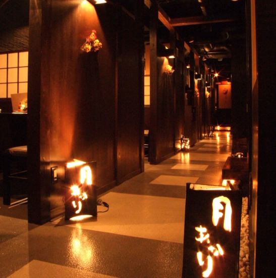 The soft lighting creates a nice atmosphere. The completely private rooms are perfect for a date!