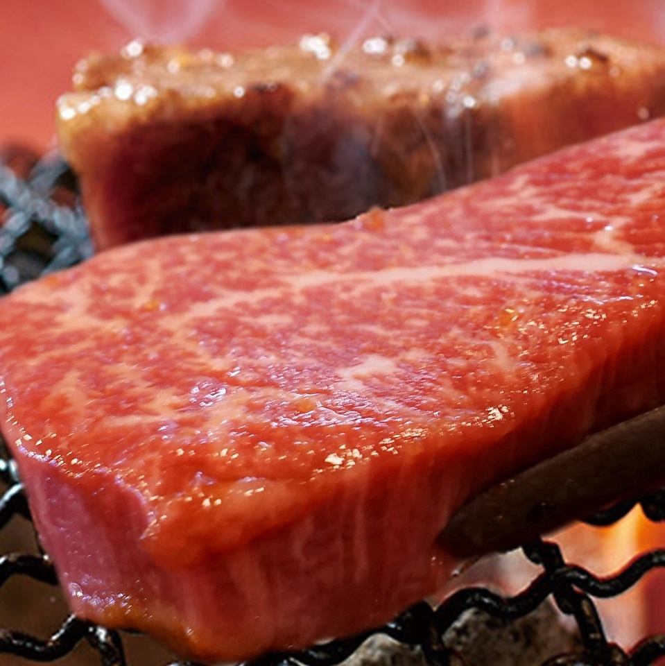 Enjoy plenty of high-quality meat such as Miyazaki beef and Kuroge Wagyu beef!