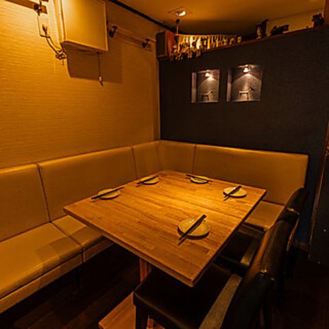 餐桌空间宽敞,座位之间也留有充足的空间,甚至可以带婴儿车。一家人可以按照自己的节奏尽情享受。我们的无限畅饮菜单非常丰富!除了日本酒和威士忌苏打水之外,还有深受女性喜爱的酸味酒和鸡尾酒等,种类齐全。初中生以下儿童可享受500日元免费饮料。