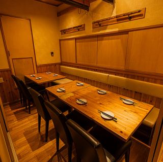 无论是午餐、下班后还是购物后,都可以轻松使用桌椅!一定能让您暂时忘却都市的喧嚣!我们还提供多种超值宴会套餐,1980日元起!池袋女生聚会、团体约会、宴会等各种场合,我们都能满足您的需求。