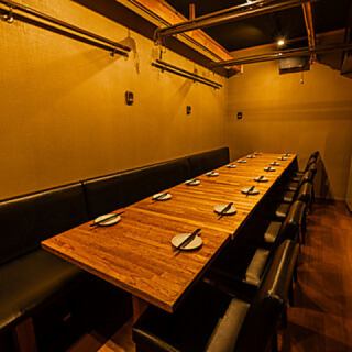 该场地可容纳各种场合,从特殊场合庆祝活动到休闲聚会。空间宽敞,氛围轻松,充满日式风情,可让您舒适地入住。品尝时令美食和精选酒精饮料,享受难忘而愉快的时光。我们重视热情好客,并以周到的服务欢迎您的到来。