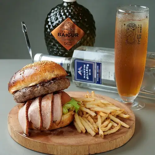 Seldoya Pat's hamburger set, available only during lunchtime!