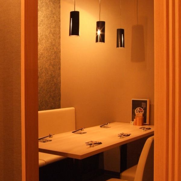 We have one private room available, which can accommodate six people and has a relaxing atmosphere, perfect for entertaining or banquets.We look forward to your reservation.