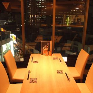 隔着墙可以欣赏夜景的桌椅席