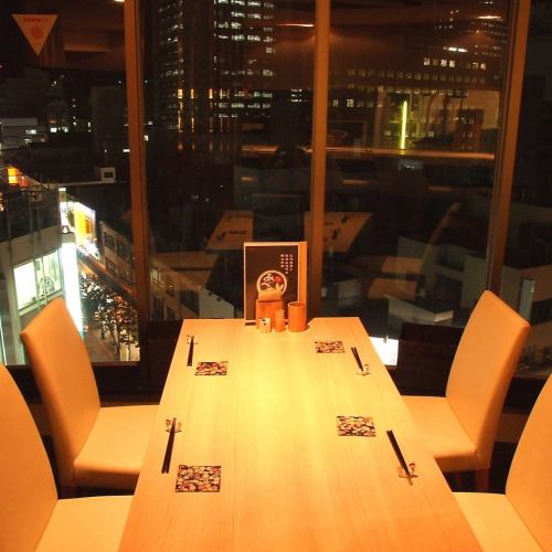 隔着墙可以欣赏夜景的桌椅席