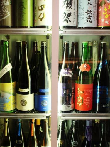 Approximately 40 types of sake carefully selected from all over the country!
