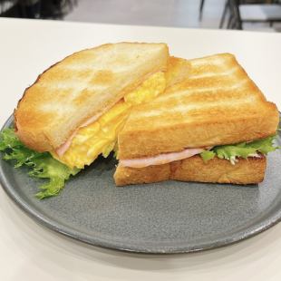 ハムとたまごのサンドウィッチ