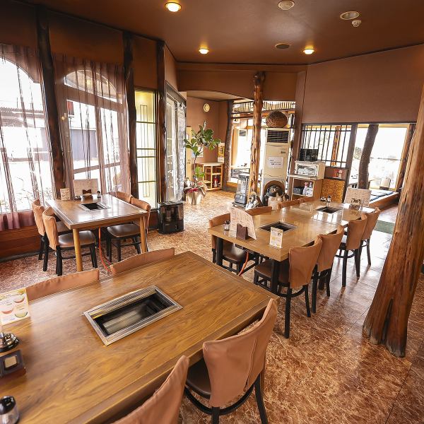 4名掛けのテーブルを4卓完備した店内は、プライベート感を重視した落ち着きのある空間。昭和レトロな情緒漂う心地よい雰囲気の中で、厳選肉をゆったりと堪能。仕事帰りの一杯やご家族での団らんなど、ゆったりとお過ごしいただけます。幅広い年代の方に愛されているお店です！