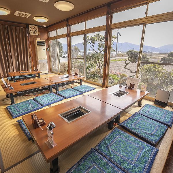 4名掛け座敷を5卓備え、最大20名様まで利用可能な空間は、仲間との集まりや大型宴会にぴったり☆団体様には13名様～貸切も可能！広がる開放感と落ち着いた雰囲気が同居した昭和レトロの趣が漂います。大皿を広げてもゆとりあるスペースで、ゆったり囲む焼肉は格別◎ぜひお気軽にお越しください！