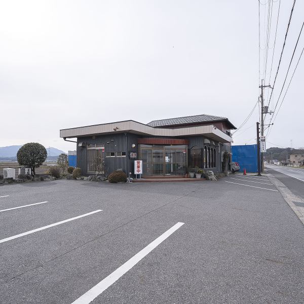 八日市インターから車で5分、八日市駅から車で15分という好アクセスと約10台駐車可能な駐車場で利便性も抜群☆代行サービスも対応なので安心◎どこか懐かしい昭和レトロな雰囲気が漂い、地域に根ざした親しみやすさで、リピーターも多いのが魅力の一つです！ぜひお気軽にご利用ください。