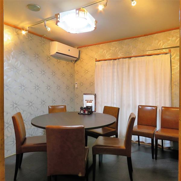 On the 2nd floor, 2 private rooms for 6 and 8 people can be removed and become a private room for 16 people, making it extremely easy to use.