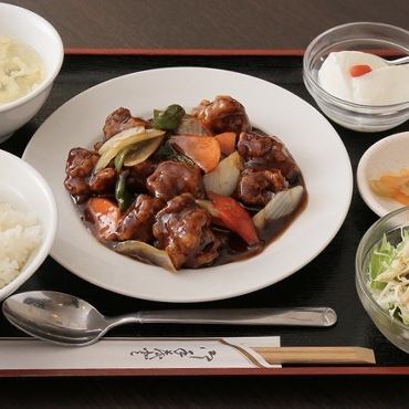 Lunch set meals start at 850 yen and have a wide variety.