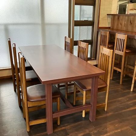 【居心地の良い空間で、楽しいひとときを】あたたかい照明と、木のぬくもりを感じる落ち着いた雰囲気の店内。お一人様からご家族連れ、各種ご宴会まで、どんなシーンにもぴったりです。名物料理が豊富な「万福食堂カンテ」では、みんなでシェアして楽しめるメニューも多数ご用意！皆様のご来店を心よりお待ちしております。