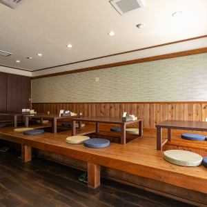 【掘りごたつ席】】4名様席×4。掘りごたつ席なので落ち着いた雰囲気で美味しいお料理とお酒を愉しむことができます!ご家族や、ご友人、同僚とのお食事はもちろん、2時間飲み放題もございますので各種ご宴会にご利用くださいませ!テーブルを繋げることも可能です。