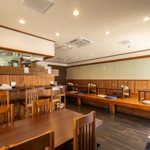 【カウンター席】お酒好きのサク飲みや、1人飲みに最適なカウンター席!ごゆっくりお食事をご堪能いただけます!仕事帰りのリフレッシュや、ちょっとしたひと息にぜひご利用ください。