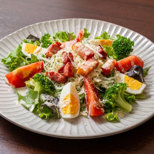 厚切りベーコンと卵のシーザーサラダ