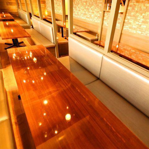 You can relax in the digging-type seats.It can be used widely from large banquets with a large number of people to private dinner parties with a small number of people ♪